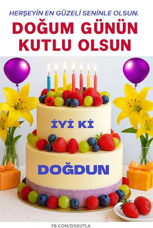 Meyve süslemeli yaş pasta üzerinde yanan mumlar