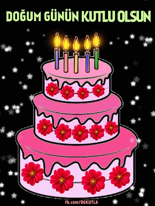 Üç katlı pembe pasta, kırmızı çiçek süsleriyle