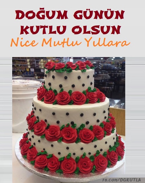 Kırmızı güllerle süslenmiş beyaz üç katlı pasta