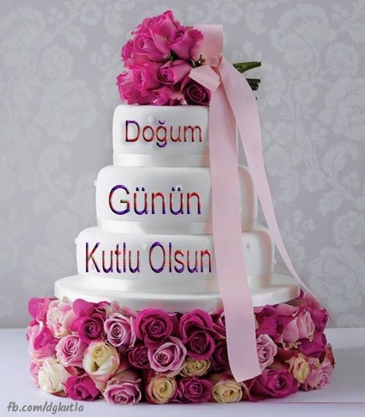 Pembe güllerle çevrili beyaz pasta